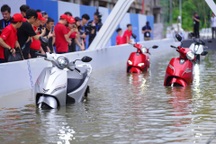 Mùa mưa bão đến, xe máy điện VinFast "có giá" nhờ khả năng vượt đường ngập nước