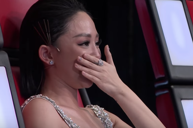 Thu Phương hát “Người lạ ơi”, Tóc Tiên òa khóc nức nở