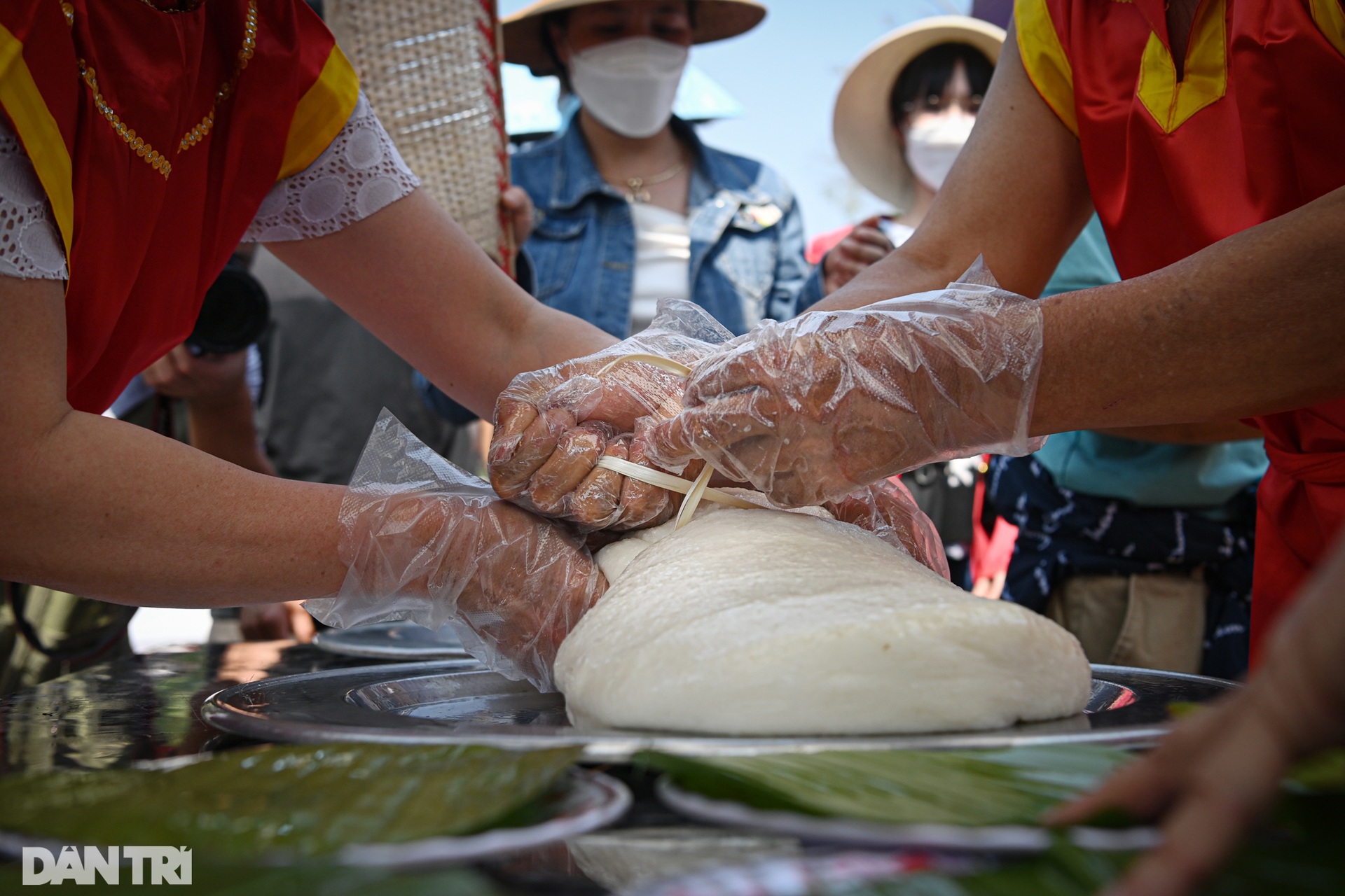 Nghệ nhân Phú Thọ tranh tài làm bánh chưng, bánh giầy dâng lên vua Hùng - 12 Nghệ nhân Phú Thọ tranh tài làm bánh chưng, bánh giầy dâng lên vua Hùng - 12