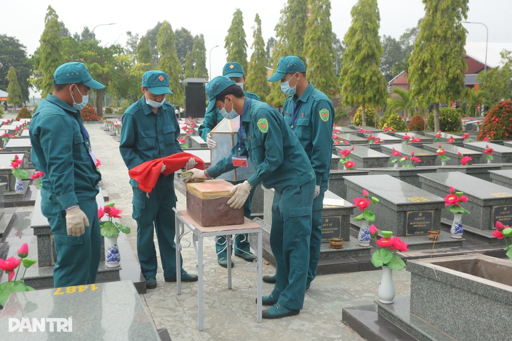 Xác minh 2 ngôi mộ liệt sĩ cùng tên từ tờ giấy trong lọ thủy tinh ở Tây Ninh - 2 Xác minh 2 ngôi mộ liệt sĩ cùng tên từ tờ giấy trong lọ thủy tinh ở Tây Ninh - 2