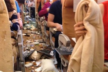 Máy bay Singapore ngổn ngang đồ đạc vì "đụng" vùng nhiễu loạn