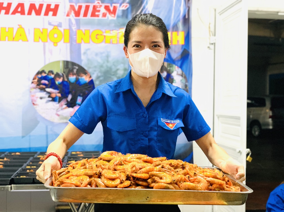 Cán bộ Đoàn ăn vội bữa trưa ở góc cầu thang, tất bật lo cơm cho người nghèo - 5 Cán bộ Đoàn ăn vội bữa trưa ở góc cầu thang, tất bật lo cơm cho người nghèo - 5