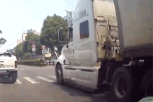 Xem xe con "lĩnh đủ" vì dám cắt mặt xe công-ten-nơ