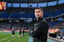 HLV Harry Kewell: Nổi danh trên sân cỏ, lận đận nghề huấn luyện viên