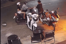 Nữ nhân viên bị tạt ly trà sữa có ớt vào mặt, nguyên nhân bất ngờ