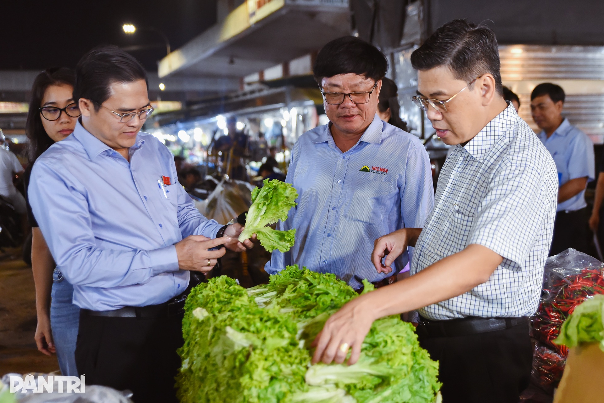 Kiểm tra chất lượng thực phẩm tại chợ nông sản lớn nhất TPHCM - 1 Kiểm tra chất lượng thực phẩm tại chợ nông sản lớn nhất TPHCM - 1
