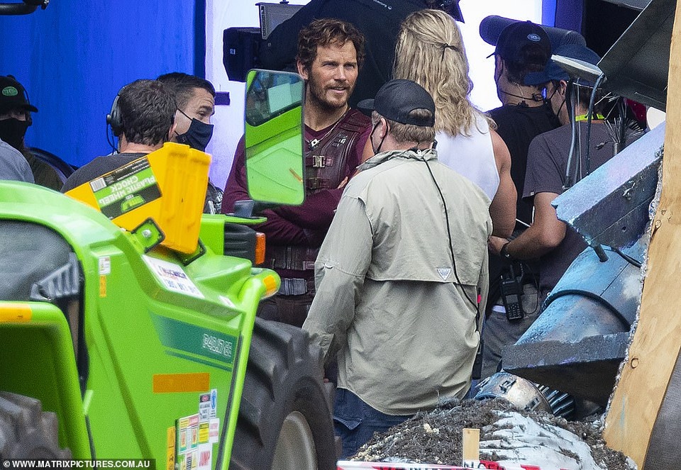 Chris Hemsworth khoe cơ bắp tại trường quay phim Thor - 4 Chris Hemsworth khoe cơ bắp tại trường quay phim Thor - 4