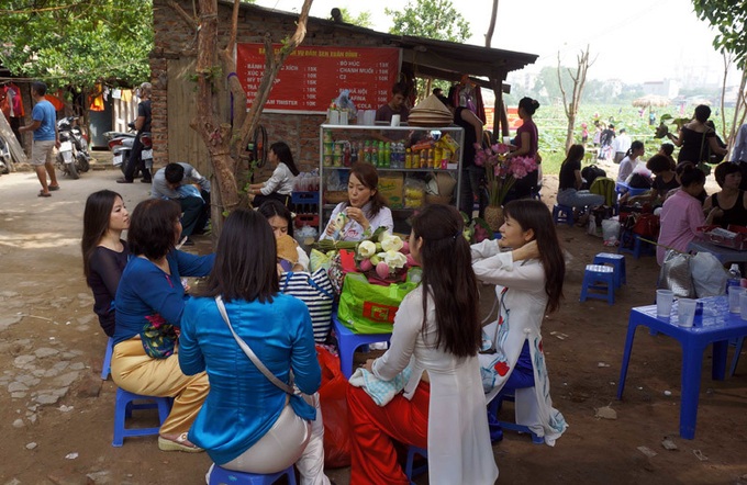 hoa sen, Hồ Tây, áo yếm, chụp ảnh, đầm sen, đầm sen Hồ Tây, giới trẻ