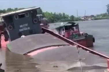 Tàu thủy 1.000 tấn bị chìm sau va chạm, một người mất tích