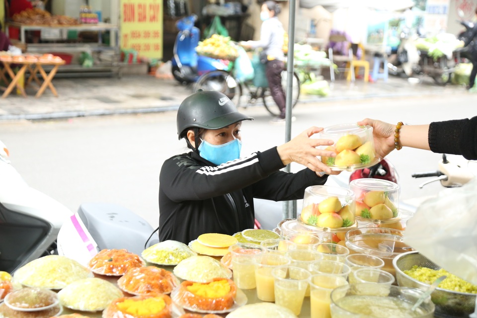 Người làm nghề nấu cỗ tất bật dịp Rằm tháng Giêng - 3 Người làm nghề nấu cỗ tất bật dịp Rằm tháng Giêng - 3