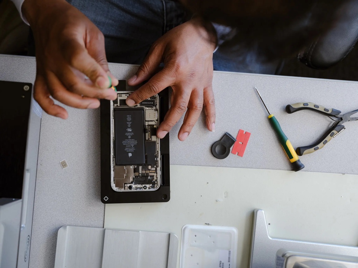 Tôi tự sửa iPhone 12 tại nhà và cái kết đắng lòng - 1 Tôi tự sửa iPhone 12 tại nhà và cái kết đắng lòng - 1