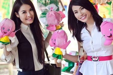 Quế Vân nhí nhảnh bên Hoa hậu My Na Lê