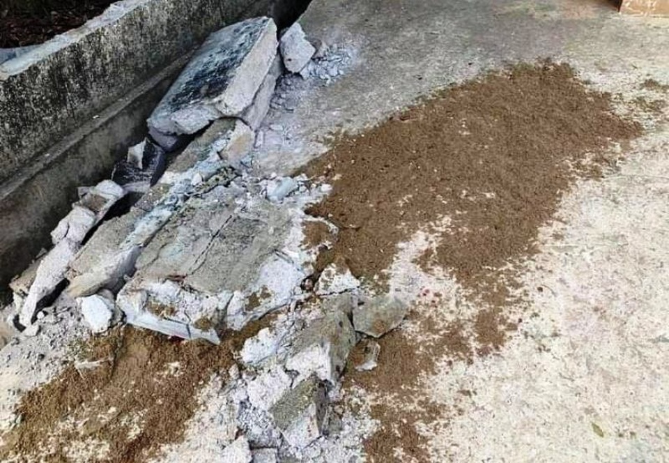 Tường rào nhà dân đổ sập, một học sinh lớp 5 tử vong - 1 Tường rào nhà dân đổ sập, một học sinh lớp 5 tử vong - 1