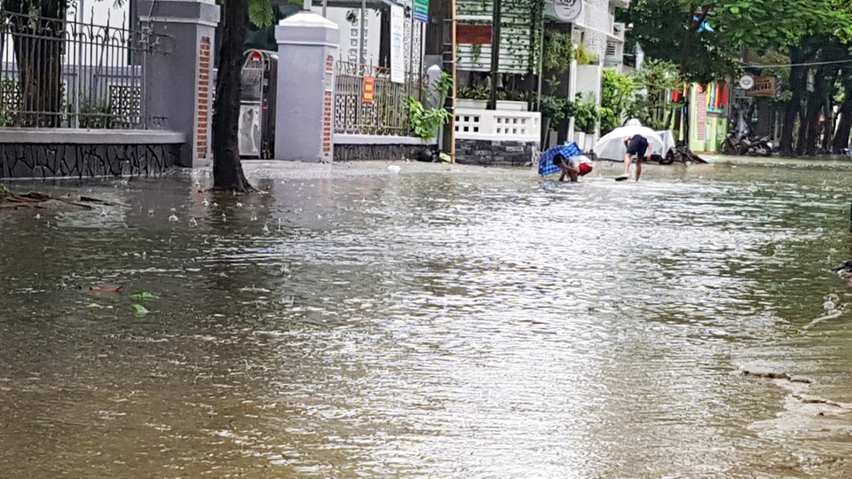 Nước sông Hương gần tràn bờ, TP Huế ngập mênh mông - 5 Nước sông Hương gần tràn bờ, TP Huế ngập mênh mông - 5