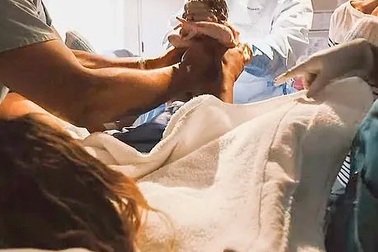 Ciara đưa cảnh sinh con vào trong MV ca nhạc