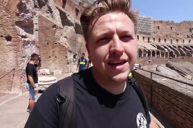 Ghé thăm đấu trường cổ Colosseum ở Rome, Italia