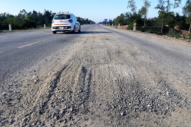 Đường dẫn ở dự án “nghìn tỉ” hư hỏng nặng sau mưa lũ