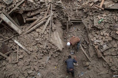 Đoàn sứ quán Việt Nam bay từ Ấn Độ đến Nepal để bảo hộ công dân