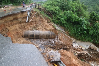 Sạt lở đất vùi lấp 2 mẹ con, bé 9 tháng tuổi tử vong