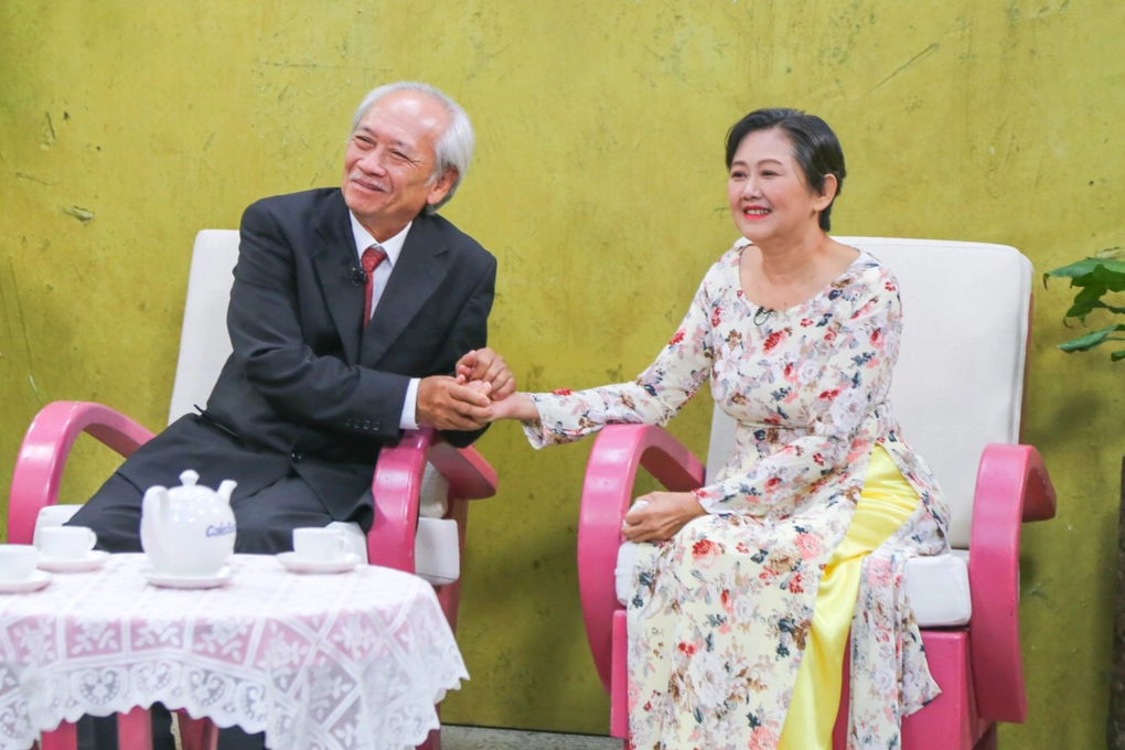 Chuyện tình son sắt giữa gánh nặng mưu sinh của đôi vợ chồng U70 - 1 Chuyện tình son sắt giữa gánh nặng mưu sinh của đôi vợ chồng U70 - 1