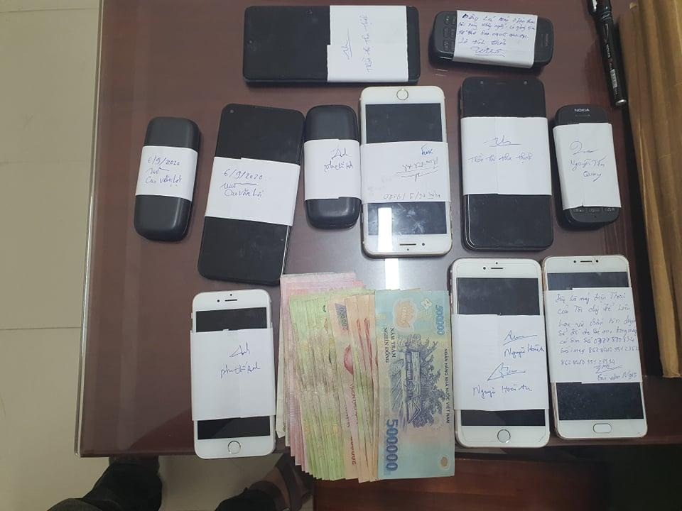 Triệt xóa đường dây cá độ bóng đá, số đề giao dịch hàng tỷ đồng - 2 Triệt xóa đường dây cá độ bóng đá, số đề giao dịch hàng tỷ đồng - 2
