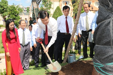 Chủ tịch nước dâng hương tại Khu lưu niệm Luật sư Nguyễn Hữu Thọ