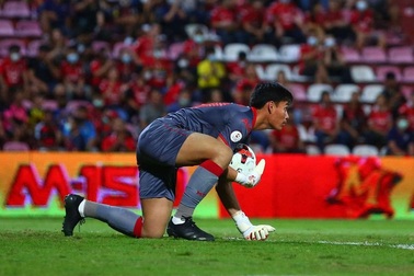 Thủ môn Muangthong tiết lộ bí quyết “chiếm chỗ” của Văn Lâm