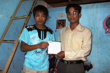 Quà bạn đọc đến người công nhân máu trắng  