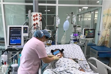Cấp cứu bé gái 14 tuổi ngộ độc thuốc trừ sâu