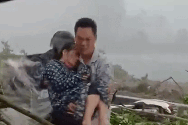 Người đàn ông lao vào cơn dông cứu một phụ nữ bị cây đè