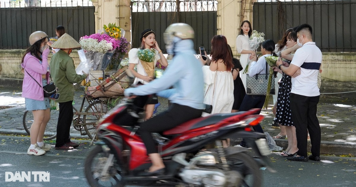 View - Người dân tràn xuống lòng đường Phan Đình Phùng chụp ảnh mùa thu | Báo Dân trí
