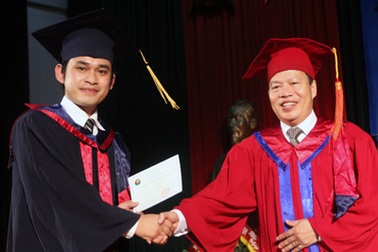 Trao bằng cử nhân, kỹ sư tới lưu học sinh Lào, Thái Lan 