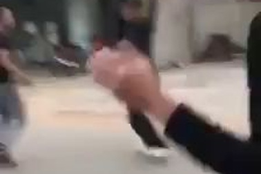 “Dở khóc, dở cười” với màn  cạo đầu, đập ti vi… mừng chiến thắng của U23 Việt Nam