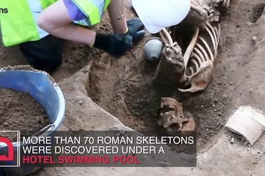 Phát hiện hàng chục bộ hài cốt cổ dưới bể bơi khách sạn