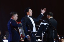 Khán giả cùng hòa nhịp "Khúc quân hành vang mãi non sông"