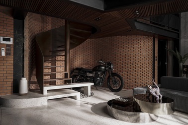 Căn penthouse ven Hà Nội gây choáng với vẻ "hầm hố", đậm chất nghệ sĩ