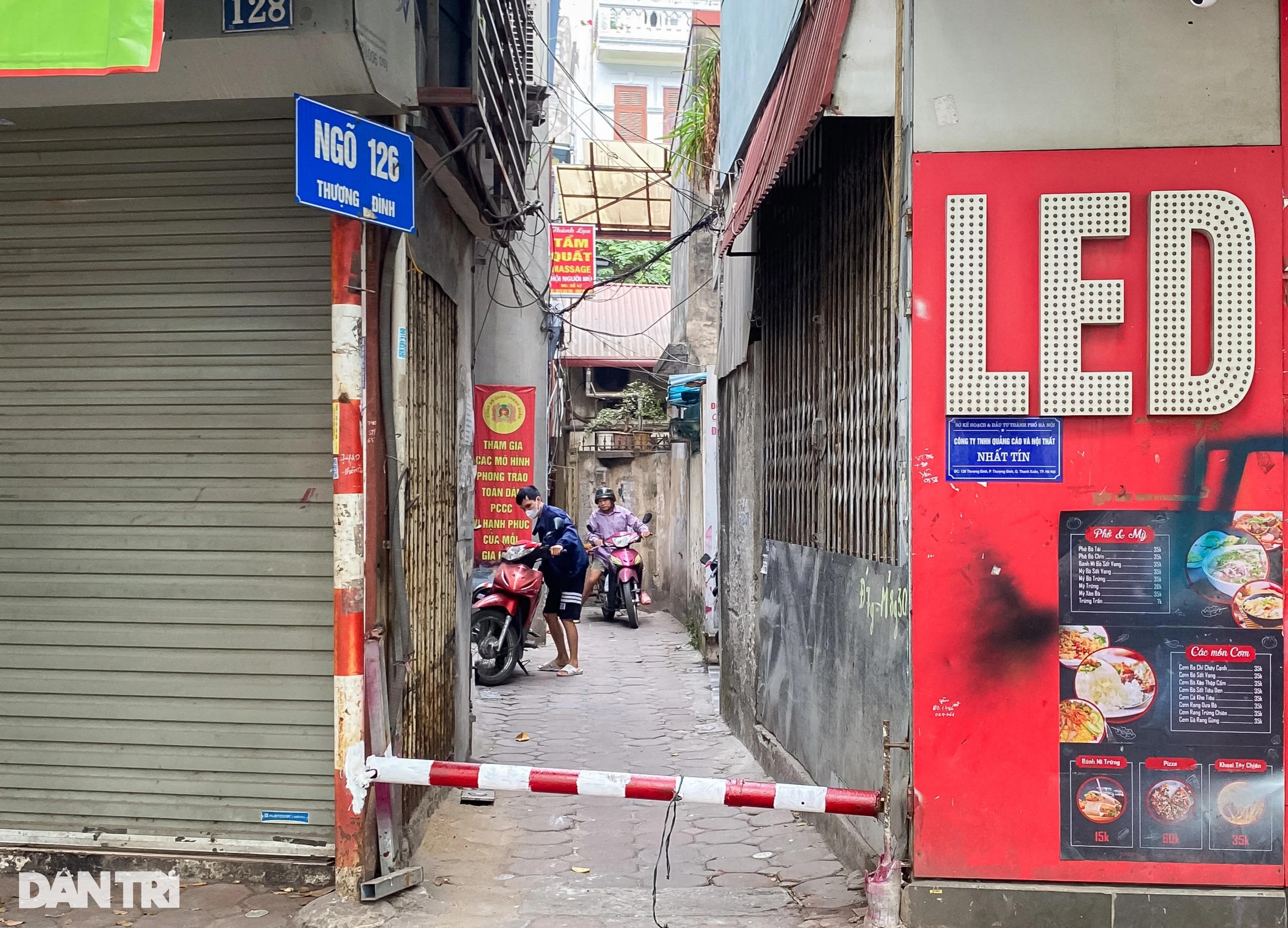 Tranh cãi loạt ngõ ở Hà Nội dựng barie chặn xe máy vì tắc đường, ồn ào - 1 Tranh cãi loạt ngõ ở Hà Nội dựng barie chặn xe máy vì tắc đường, ồn ào - 1
