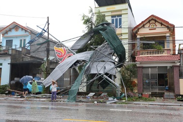 Giông lốc làm sập nhà, thổi bay mái và tường rào của người dân