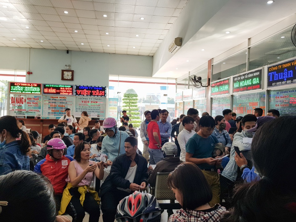 Đà Nẵng: Người dân chen chân ở bến xe mua vé về quê ăn Tết - 1 Đà Nẵng: Người dân chen chân ở bến xe mua vé về quê ăn Tết - 1
