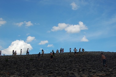 Theo bạn đi tắm hồ, một học sinh tiểu học chết đuối