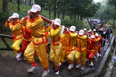 Đội mưa gánh cặp bánh chưng 700kg lên núi dâng thân mẫu Bác Hồ