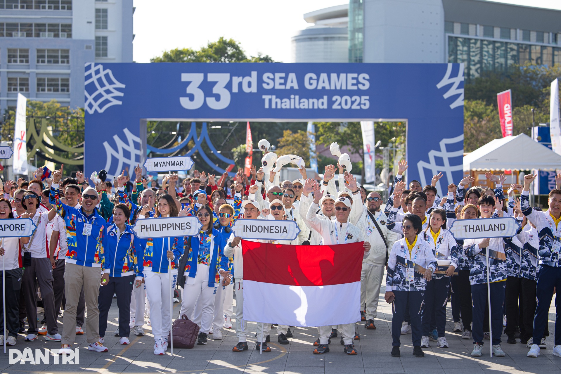 Quốc kỳ Việt Nam tung bay trong lễ thượng cờ tại SEA Games 33 - 11