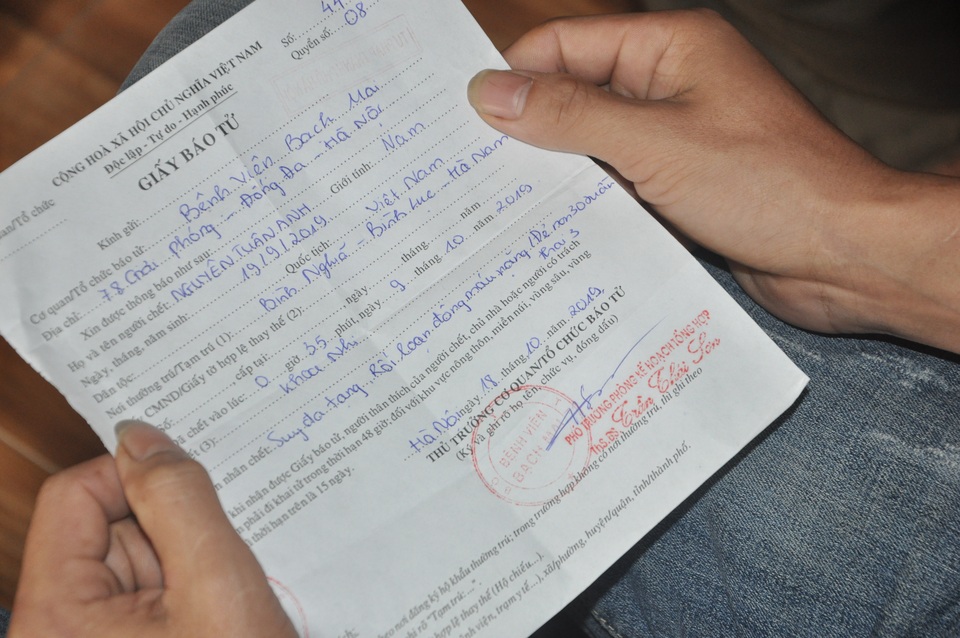 Xót xa cảnh người mẹ sinh 3 bé yếu ớt, một bé mãi mãi ra đi...2 bé nằm cấp cứu! - 5 Xót xa cảnh người mẹ sinh 3 bé yếu ớt, một bé mãi mãi ra đi...2 bé nằm cấp cứu! - 5