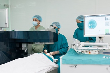 Điều trị tật khúc xạ theo bản đồ giác mạc từng bệnh nhân