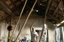 Những người dân cả thập kỷ "mắc kẹt" trong chính nhà mình!