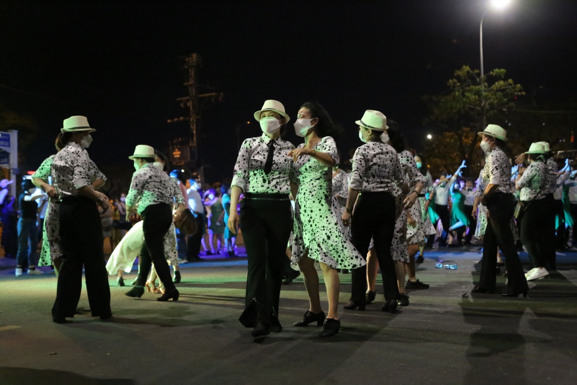 Vũ công nhảy tango, rumba… khuấy động đường phố Đà Nẵng - 3 Vũ công nhảy tango, rumba… khuấy động đường phố Đà Nẵng - 3