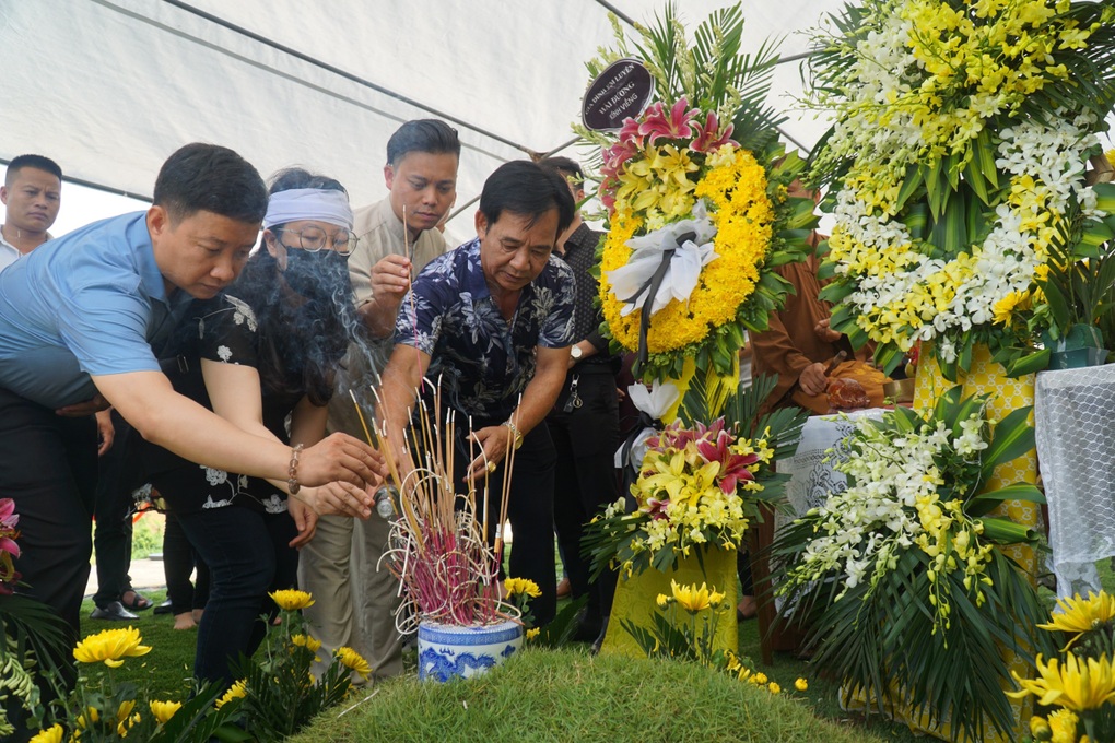 Dàn nghệ sĩ Gặp nhau cuối tuần, người thân khóc nghẹn tiễn biệt Giang Còi - 12 Dàn nghệ sĩ Gặp nhau cuối tuần, người thân khóc nghẹn tiễn biệt Giang Còi - 12