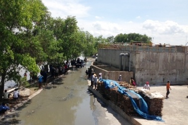 Ba công nhân tử vong dưới hồ nước thải hóa chất