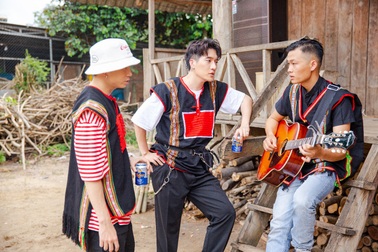 Châu Đăng Khoa bản lĩnh soán vị trí rapper của Karik trong "Người lạ ơi" bên nhà sàn Tây Nguyên