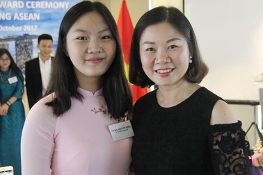 Nữ sinh Hà thành học tiếng Anh qua xem phim ảnh